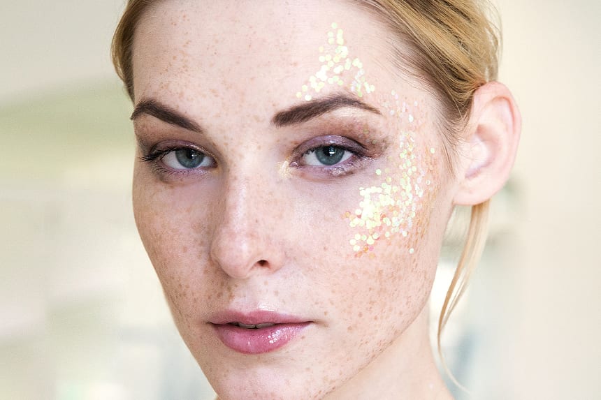 maquillaje para festivales arriba el glitter