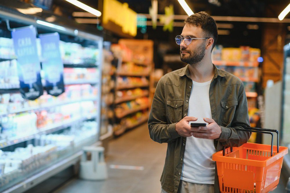 hombre comprando tienda alimentación