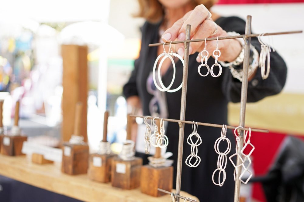 tienda de accesorios complementos dependienta