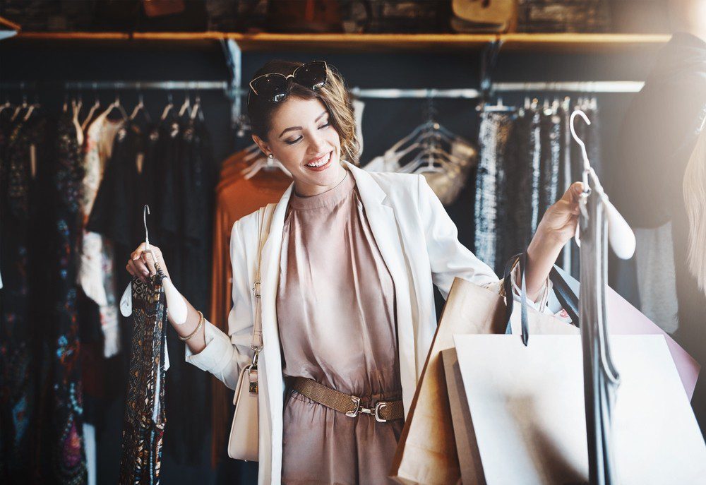 mujer compa en una tienda de moda