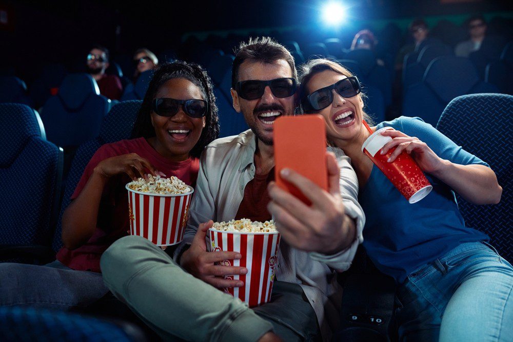 personas disfrutando del ocio en un cine