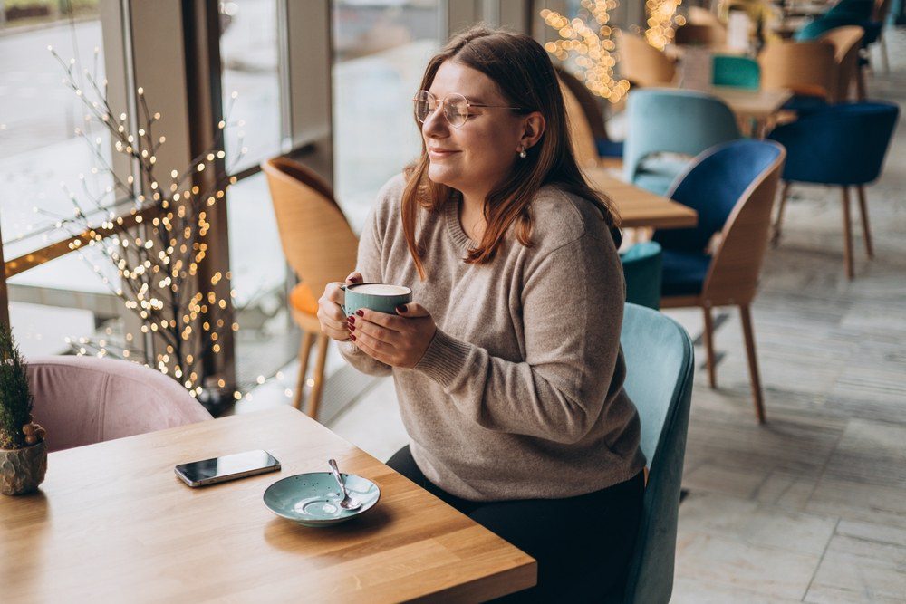 mujer toma una taza de café
