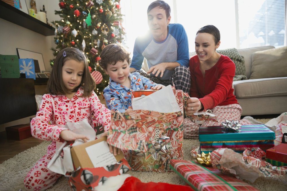 familia_abre_regalos_reyes niños abriendo regalos de reyes