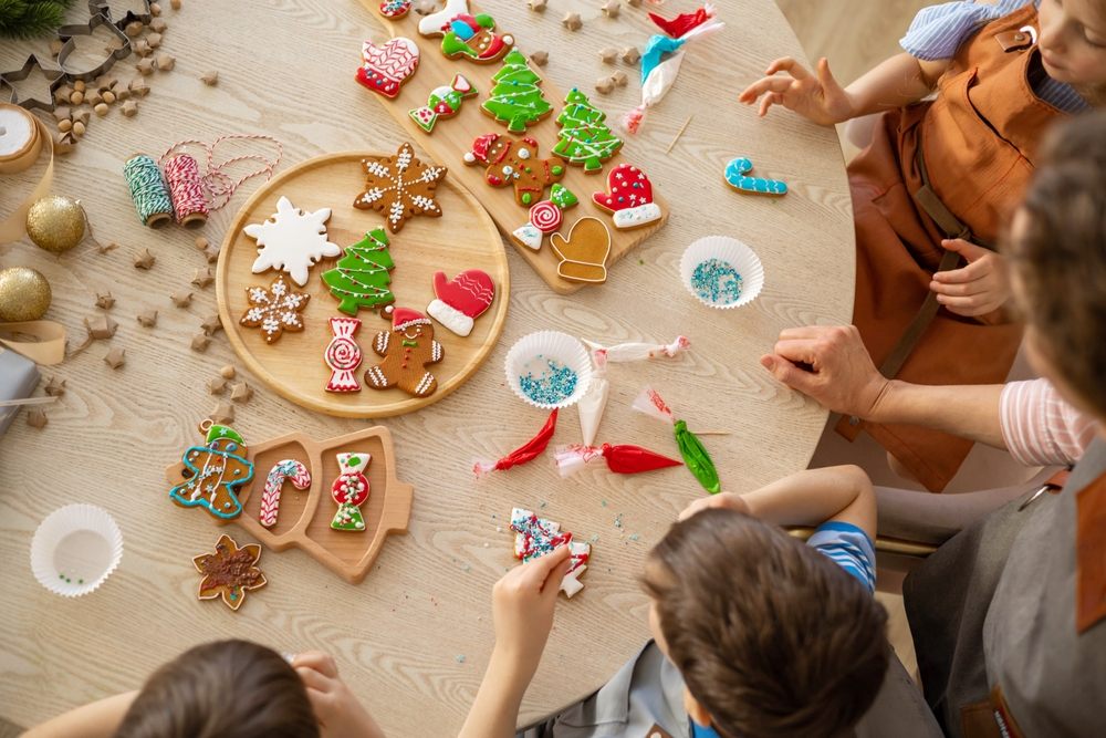 familia_decora_galletas_de_navidad familia decorando galletas para Navidad
