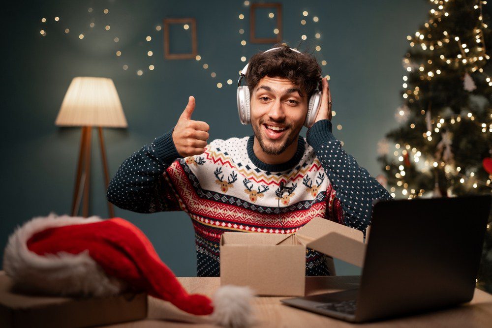hombre_probando_cascos_regalo hombre probando regalo cascos reyes