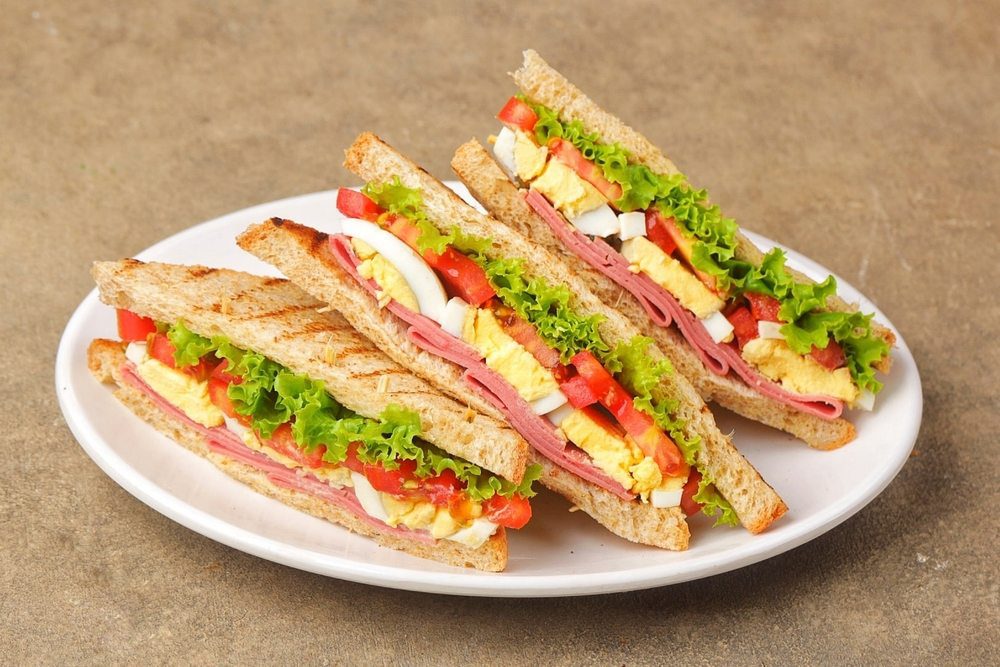 plato con 3 mitades de sándwiches