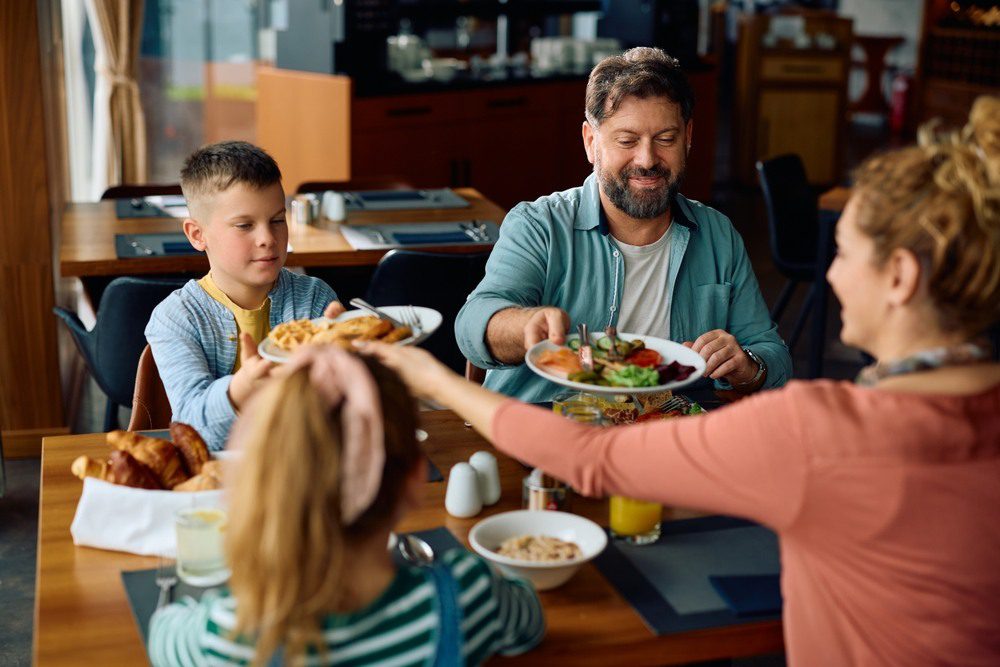 comida-en-familia familia come reunida por el día del padre