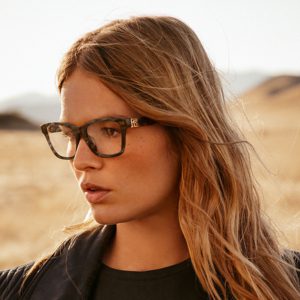 mujer rubia con gafas