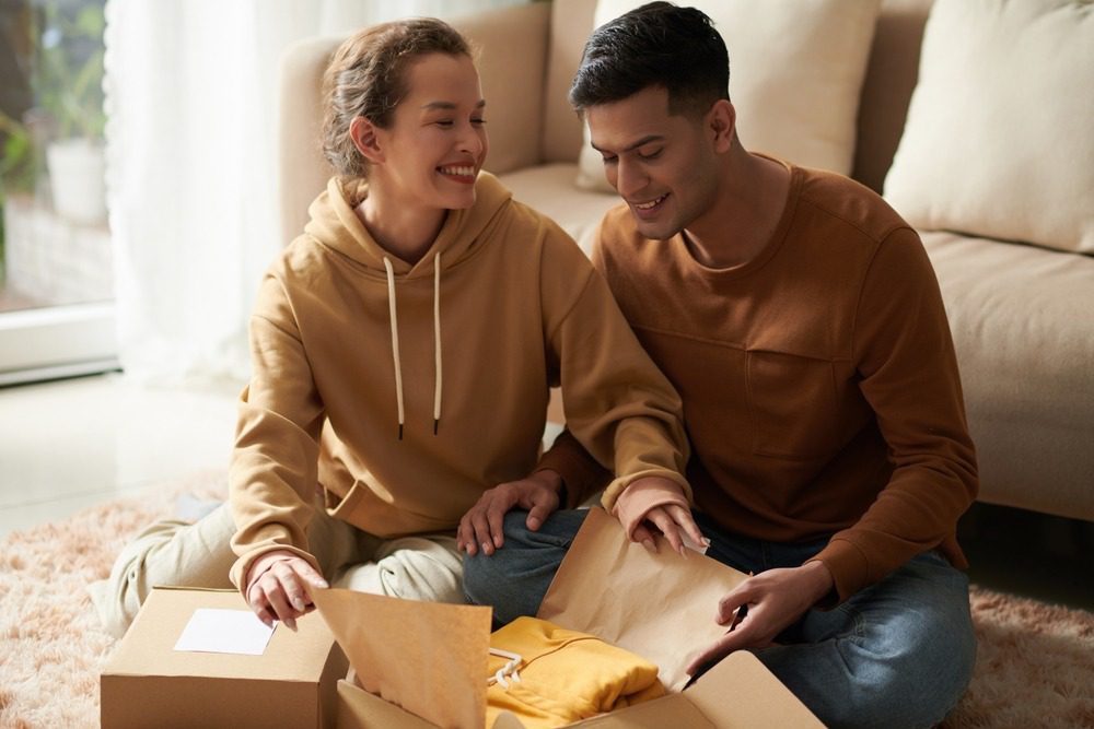padre-abre-regalo-ropa padre abre un regalo que es una prenda de vestir