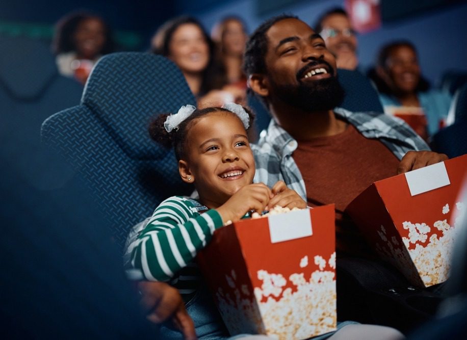 padre-va-al-cine-hija padre en el cine con su hija pequeña