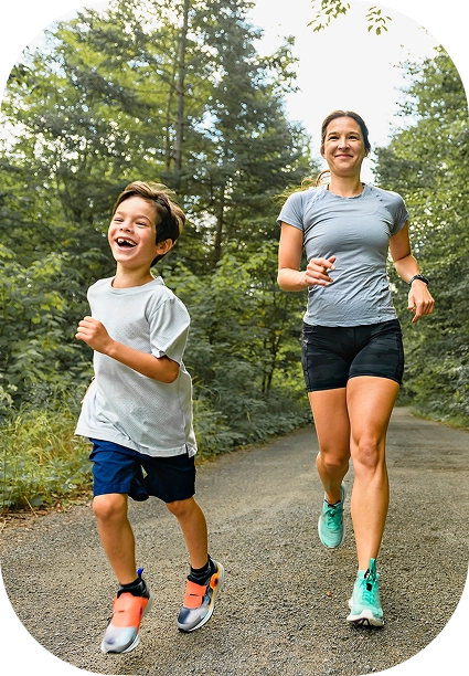 Mujer y niño corriendo